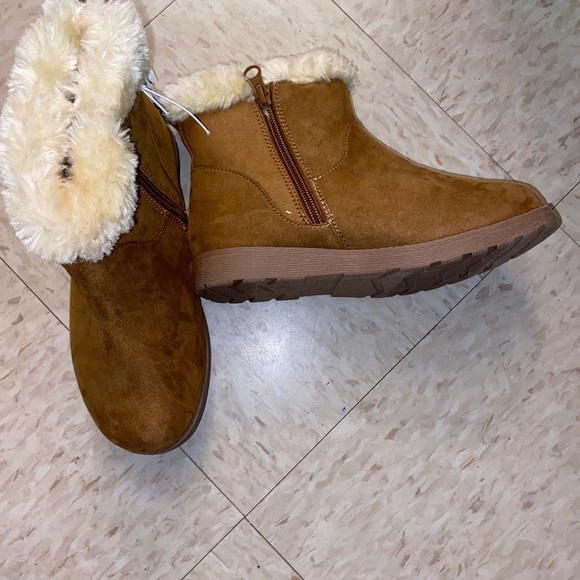 Cat & Jack Tan Ankle Boots with Cream Fur - Picture 10 of 13